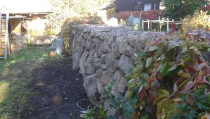 Stenmuren återtravad rakt och fint