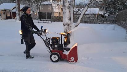 Unnur kör snöslungan på den stora uppfarten