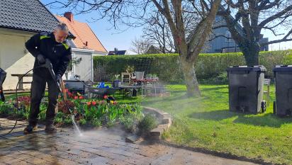 Vi tvättade rent plattsättningen med högtryckstvätt