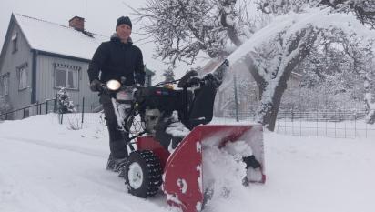 Snöröjning hos privatperson i Sigtuna. Vi använder en stor och kraftfull snöslunga från Toro och kan på mindre än en halvtimme ta hand om en större villatomt utan besvär.