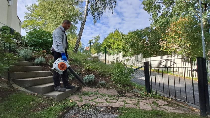 Sohail blåser rent efter arbetet.