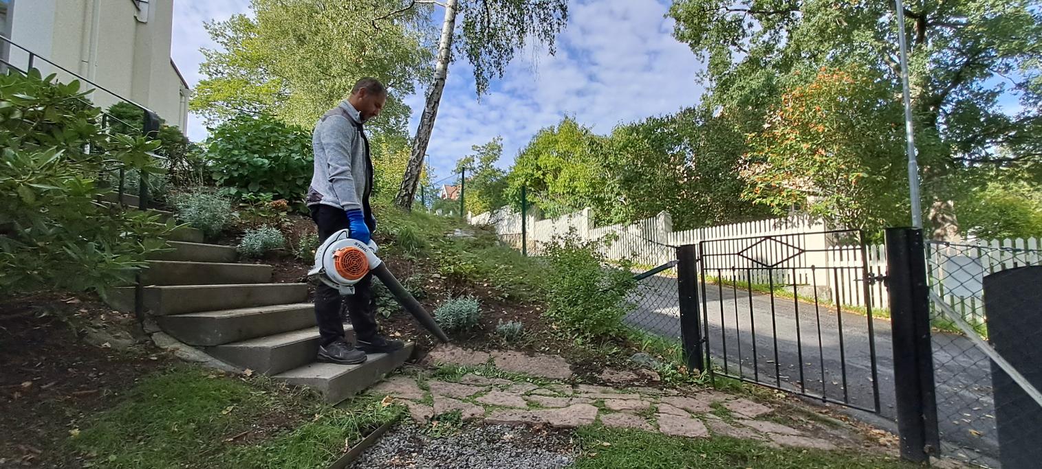 Sohail blåser rent efter arbetet.