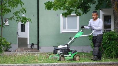 Anil klipper gräset för Brf Runby-Ingrid