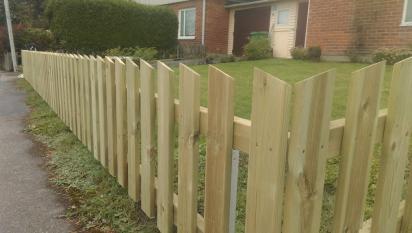 Nytt staket med sneda toppar enligt samma modell som flera grannar i området valt.