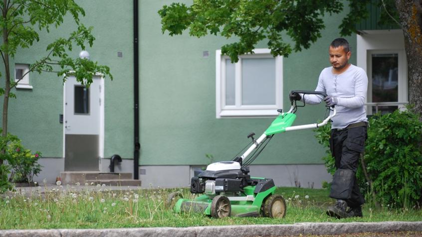 Anil klipper gräset för Brf Runby-Ingrid