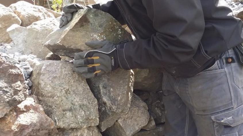 Stenarna måste passas in försiktigt så att man inte rasar det man lagt.