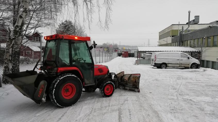 Här är vi vid Sollentuna hantverkshus i Häggvik och röjer snö