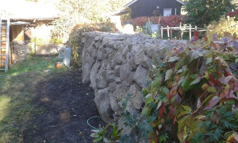Stenmuren återtravad rakt och fint