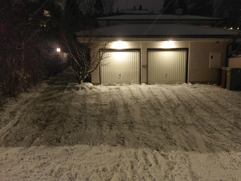 Snön skottad hemma hos en äldre herre i Stocksund