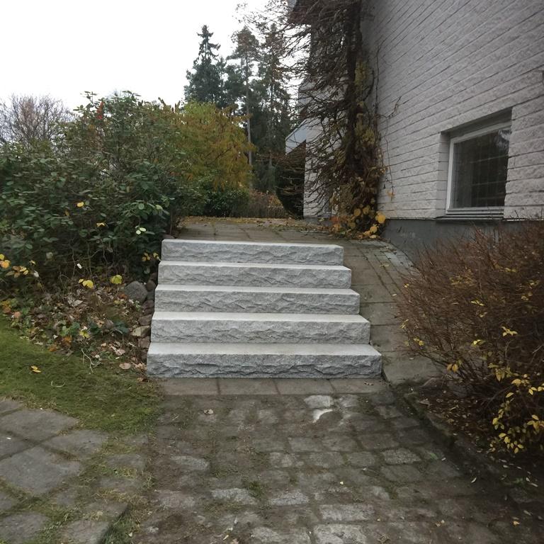 Här är trappan bytt - det som tidigare var en hopplöst försjunken trapp gjord av smågatsten och betongplattor är nu en stabil och rak trapp av granit.