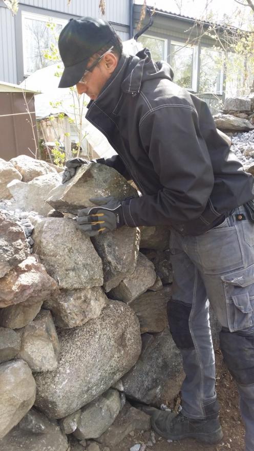 Stenarna måste passas in försiktigt så att man inte rasar det man lagt.