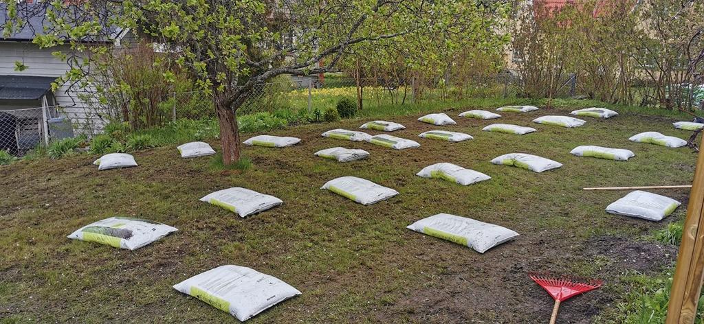 En säck dressjord räcker till ca 5 kvm och för större gräsmattor kan det därför gå åt en hel del säckar.