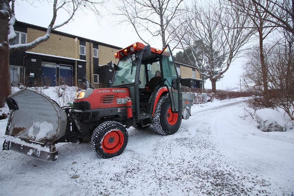 Vi röjer snö med vår lilla Kubota-traktor