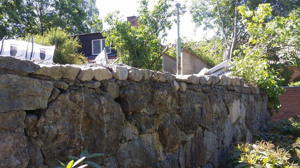 Den gamla stödmuren som behövde förbättras lite. Stensättningen gjorde vi alltså ovanför denna stenmur.