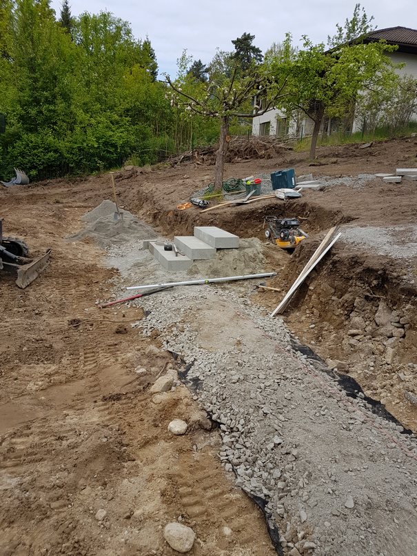 Här har vi grävt ut tomten och påbörjat arbetet med stödmurarna.