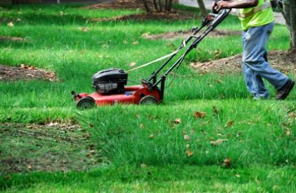 ReGardens duktiga trädgårdsarbetare hjälper dig med gräsklippningen